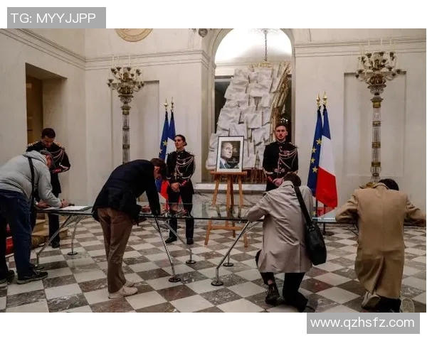 足球巨星突遭噩耗全城悲痛球迷泪洒绿茵寄托无尽哀思