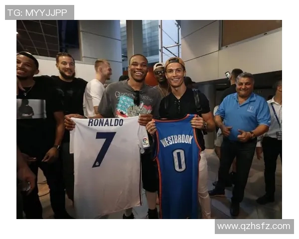 足球球星与女友甜蜜互动引发网友热议两人感情备受关注